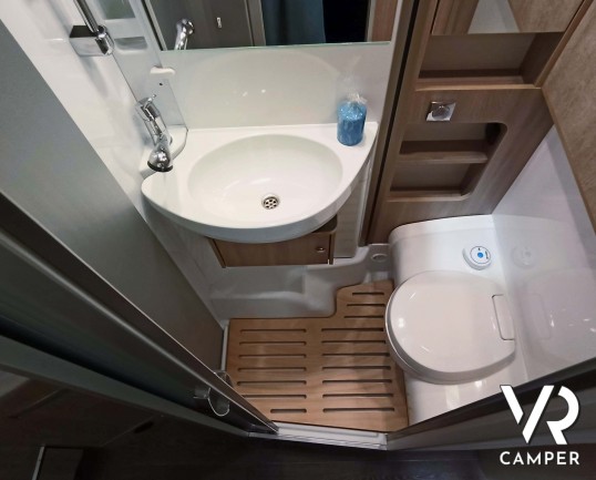 Laika Ecovip L 2009 - Camper nuovo semintegrale con letti gemelli trasformabili in matrimoniale e basculante elettrico. In visione da VR Camper a Torino, Druento