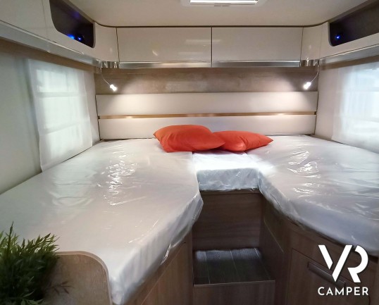 Laika Ecovip L 2009 - Camper nuovo semintegrale con letti gemelli trasformabili in matrimoniale e basculante elettrico. In visione da VR Camper a Torino, Druento