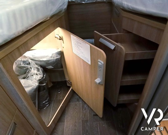 Laika Ecovip L 2009 - Camper nuovo semintegrale con letti gemelli trasformabili in matrimoniale e basculante elettrico. In visione da VR Camper a Torino, Druento