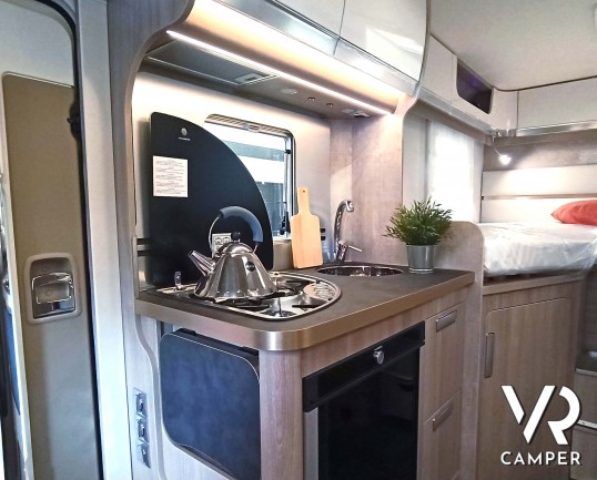 Laika Ecovip L 2009 - Camper nuovo semintegrale con letti gemelli trasformabili in matrimoniale e basculante elettrico. In visione da VR Camper a Torino, Druento