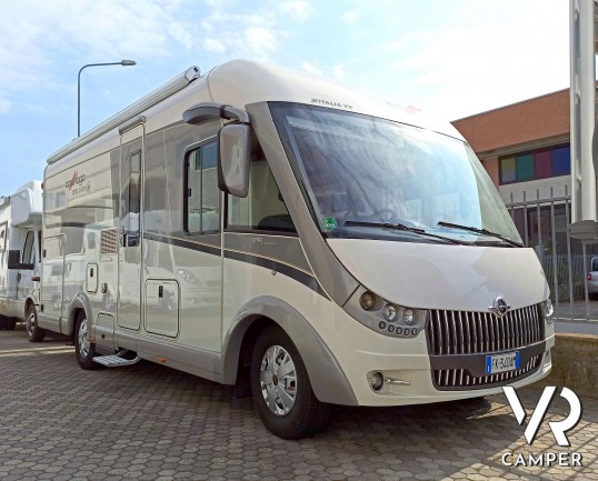 Carthago Chic C-Line 4.2: camper usato sotto i 7 metri. 4 posti letto, con letto matrimoniale + basculante. Su Fiat Ducato 150 CV. In vendita da VR Camper.