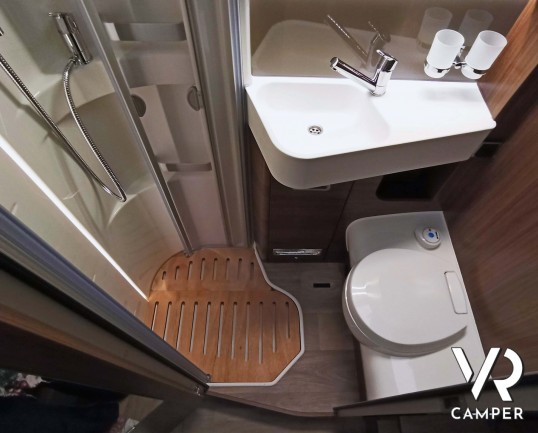 Hymer B-MC I 550 Whiteline - camper nuovo motorhome con letto matrimoniale + basculante, accessoriato con pacchetto WhiteLine, su Mercedes-Benz 170 CV. Da VR Camper a Torino - Druento.