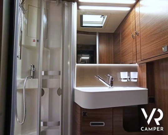 Hymer B-MC I 550 Whiteline - camper nuovo motorhome con letto matrimoniale + basculante, accessoriato con pacchetto WhiteLine, su Mercedes-Benz 170 CV. Da VR Camper a Torino - Druento.