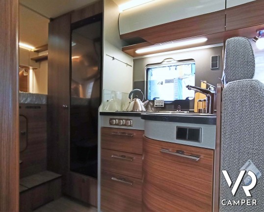 Hymer B-MC I 550 Whiteline - camper nuovo motorhome con letto matrimoniale + basculante, accessoriato con pacchetto WhiteLine, su Mercedes-Benz 170 CV. Da VR Camper a Torino - Druento.