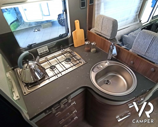 Hymer B-MC I 550 Whiteline - camper nuovo motorhome con letto matrimoniale + basculante, accessoriato con pacchetto WhiteLine, su Mercedes-Benz 170 CV. Da VR Camper a Torino - Druento.