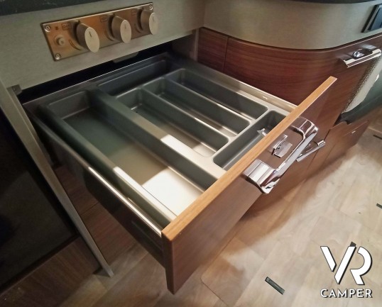 Hymer B-MC I 550 Whiteline - camper nuovo motorhome con letto matrimoniale + basculante, accessoriato con pacchetto WhiteLine, su Mercedes-Benz 170 CV. Da VR Camper a Torino - Druento.