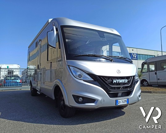 Hymer B 680: camper motorhome usato in ottime condizioni, con dinette a L, frigorifero grande, letto nautico e garage con doppio portellone. Da VR Camper.