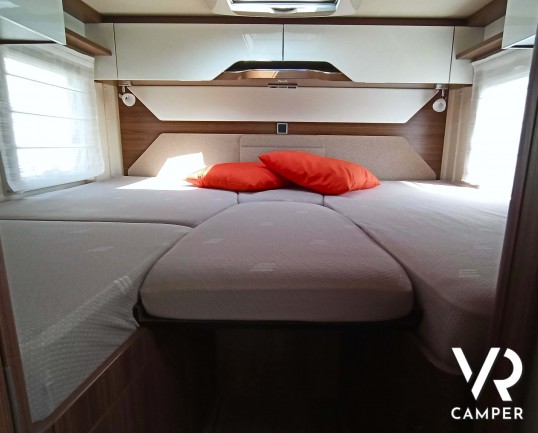 Hymer B 680: camper motorhome usato in ottime condizioni, con dinette a L, frigorifero grande, letto nautico e garage con doppio portellone. Da VR Camper.