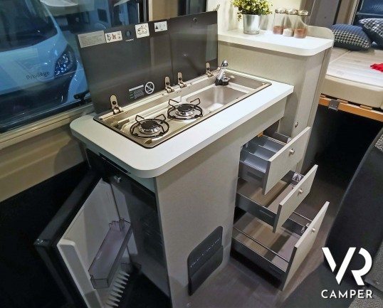 Hymer Van FREE 540 "Blue Evolution" - Furgonato con tetto sollevabile e 4 posti letto, su Fiat Ducato 140 CV. In vendita da VR Camper a Torino - Druento.