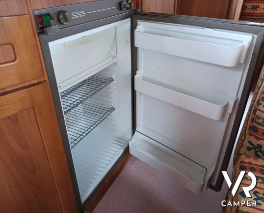 Arca Arcadia 4.3: camper semintegrale usato di lunghezza inferiore ai 7 metri. Su Fiat Ducato 2,8 JTD. In vendita da VR Camper a Torino - Druento.