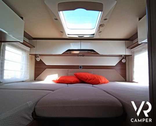 Hymer B 680: camper motorhome usato in ottime condizioni, con dinette a L, frigorifero grande, letto nautico e garage con doppio portellone. Da VR Camper.