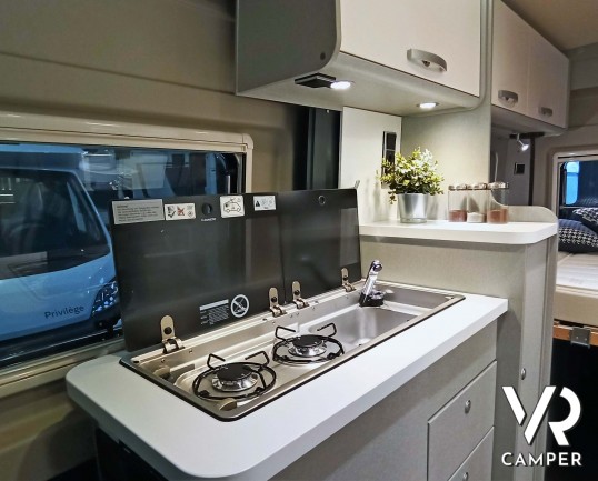Hymer Van FREE 540 "Blue Evolution" - Furgonato con tetto sollevabile e 4 posti letto, su Fiat Ducato 140 CV. In vendita da VR Camper a Torino - Druento.
