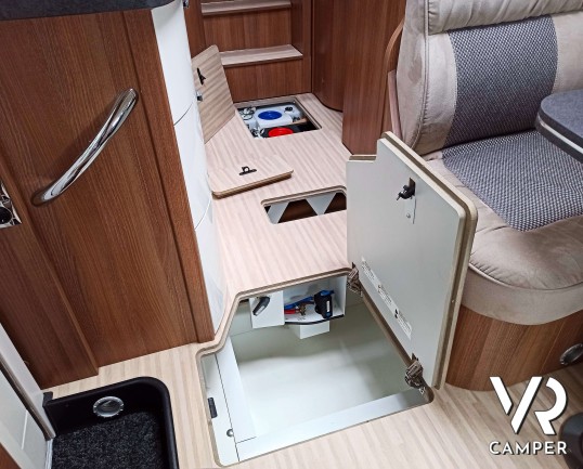 Carthago C-Tourer I 141 - Carthago C-Tourer I 141: camper motorhome compatto, ex noleggio, con letti gemelli in coda e garage. In vendita da VR Camper a Torino