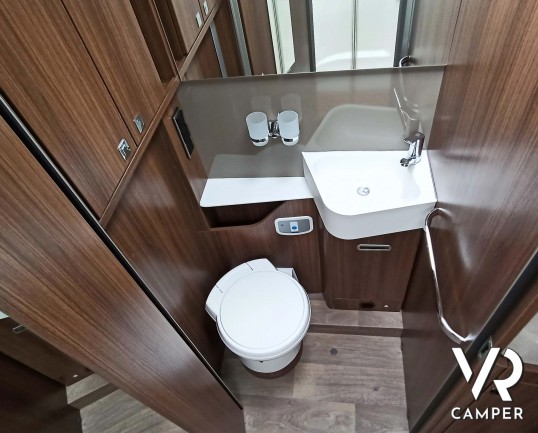 Hymer B 680: camper motorhome usato in ottime condizioni, con dinette a L, frigorifero grande, letto nautico e garage con doppio portellone. Da VR Camper.