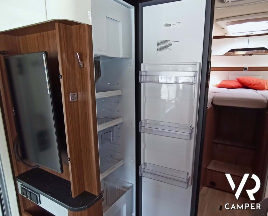Hymer B 680: camper motorhome usato in ottime condizioni, con dinette a L, frigorifero grande, letto nautico e garage con doppio portellone. Da VR Camper.