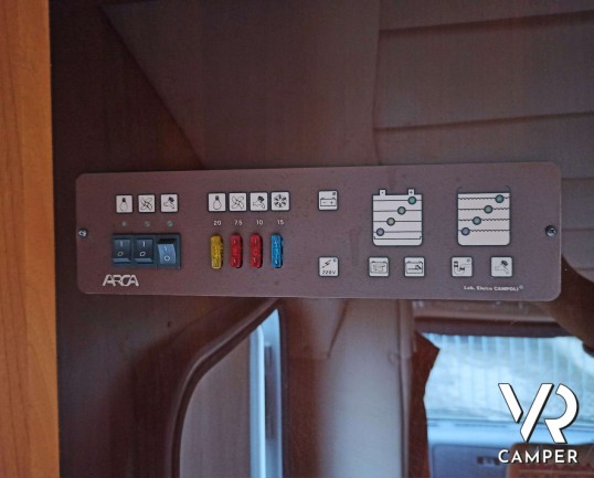 Arca Arcadia 4.3: camper semintegrale usato di lunghezza inferiore ai 7 metri. Su Fiat Ducato 2,8 JTD. In vendita da VR Camper a Torino - Druento.