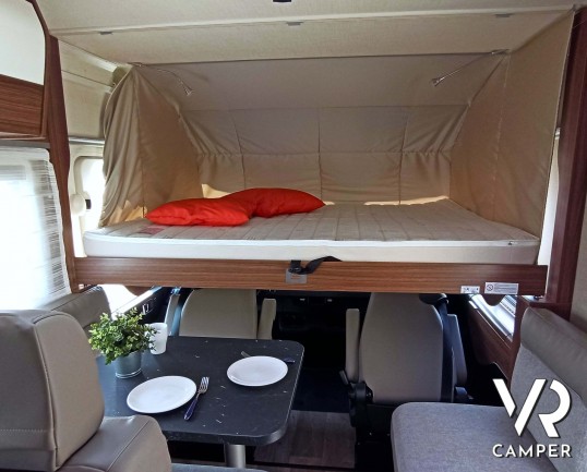 Hymer B 680: camper motorhome usato in ottime condizioni, con dinette a L, frigorifero grande, letto nautico e garage con doppio portellone. Da VR Camper.