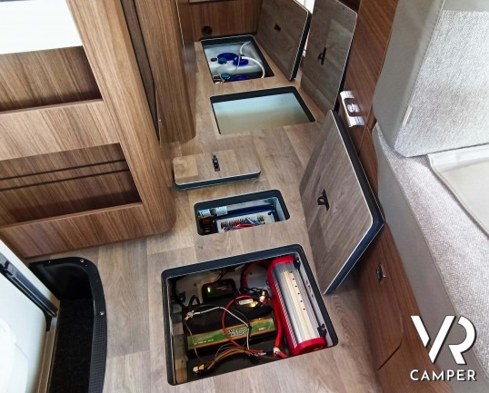 Hymer B 680: camper motorhome usato in ottime condizioni, con dinette a L, frigorifero grande, letto nautico e garage con doppio portellone. Da VR Camper.