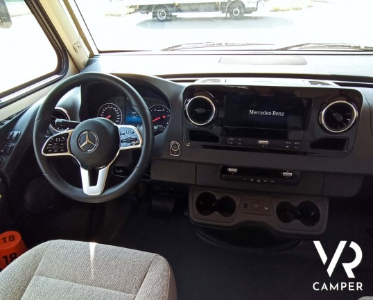 Hymer B 680: camper motorhome usato in ottime condizioni, con dinette a L, frigorifero grande, letto nautico e garage con doppio portellone. Da VR Camper.