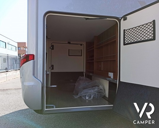 Hymer B 680: camper motorhome usato in ottime condizioni, con dinette a L, frigorifero grande, letto nautico e garage con doppio portellone. Da VR Camper.