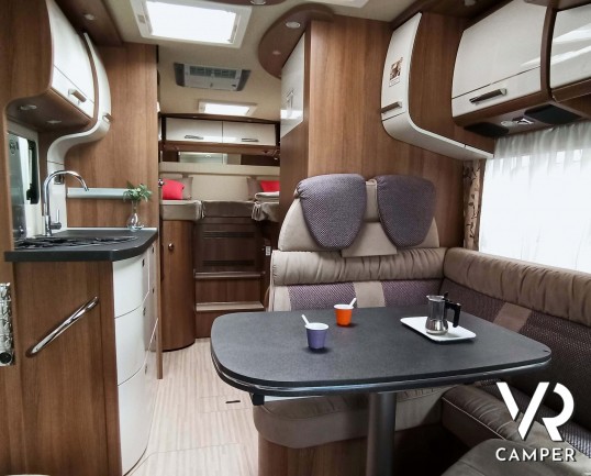 Carthago C-Tourer I 141 - Carthago C-Tourer I 141: camper motorhome compatto, ex noleggio, con letti gemelli in coda e garage. In vendita da VR Camper a Torino