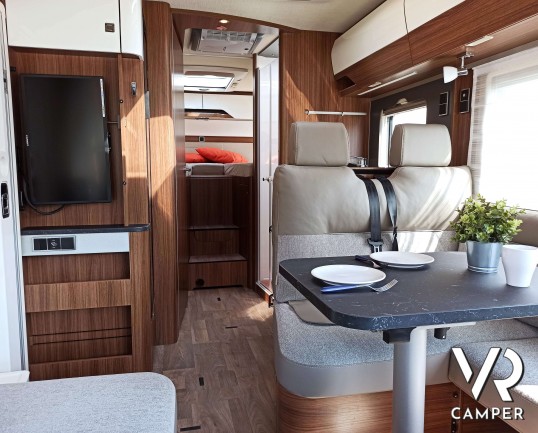 Hymer B 680: camper motorhome usato in ottime condizioni, con dinette a L, frigorifero grande, letto nautico e garage con doppio portellone. Da VR Camper.
