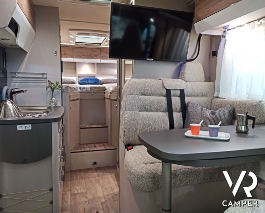 Hymer Exsis-T 474 - camper semintegrale per viaggiare in modo sportivo e non passare inosservati. Piantina con letti singoli posteriori e dinette trasformabile in letto aggiuntivo. In vendita da VR Camper a Torino.