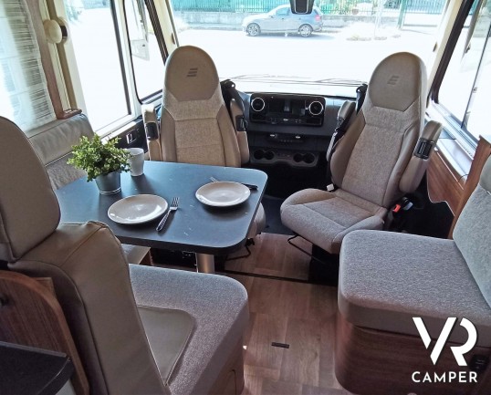 Hymer B 680: camper motorhome usato in ottime condizioni, con dinette a L, frigorifero grande, letto nautico e garage con doppio portellone. Da VR Camper.
