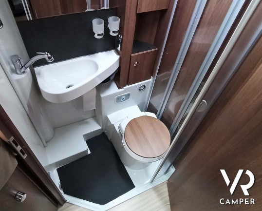 Carthago C-Tourer I 141 - Carthago C-Tourer I 141: camper motorhome compatto, ex noleggio, con letti gemelli in coda e garage. In vendita da VR Camper a Torino