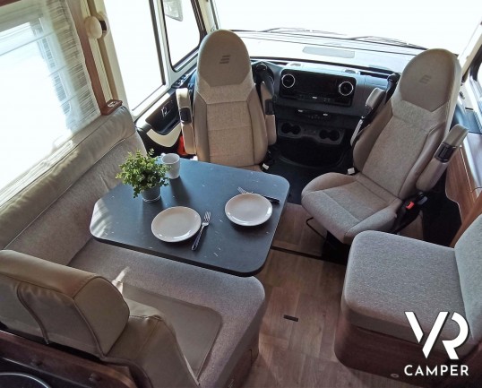 Hymer B 680: camper motorhome usato in ottime condizioni, con dinette a L, frigorifero grande, letto nautico e garage con doppio portellone. Da VR Camper.