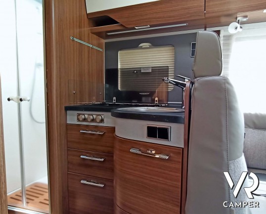 Hymer B 680: camper motorhome usato in ottime condizioni, con dinette a L, frigorifero grande, letto nautico e garage con doppio portellone. Da VR Camper.