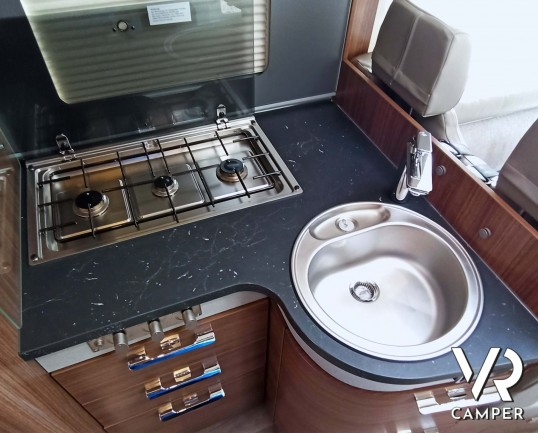 Hymer B 680: camper motorhome usato in ottime condizioni, con dinette a L, frigorifero grande, letto nautico e garage con doppio portellone. Da VR Camper.
