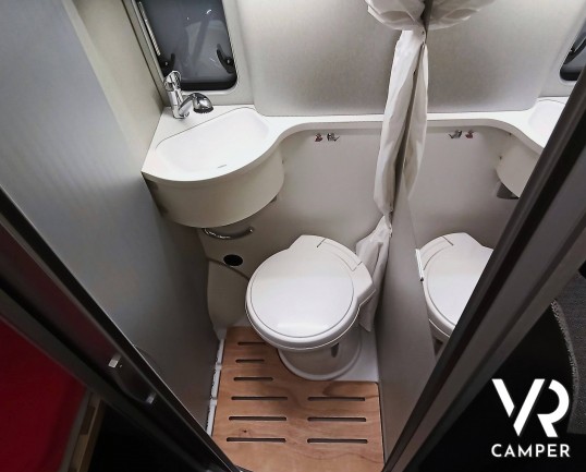 Hymer Van FREE 540 "Blue Evolution" - Furgonato con tetto sollevabile e 4 posti letto, su Fiat Ducato 140 CV. In vendita da VR Camper a Torino - Druento.