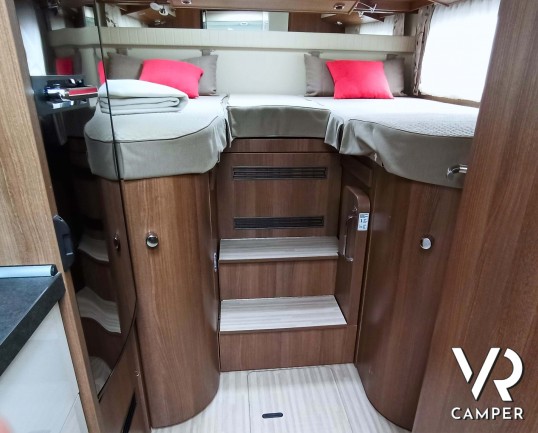 Carthago C-Tourer I 141 - Carthago C-Tourer I 141: camper motorhome compatto, ex noleggio, con letti gemelli in coda e garage. In vendita da VR Camper a Torino