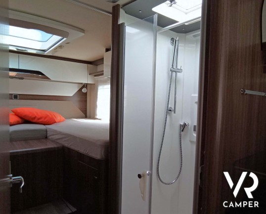 Hymer B 680: camper motorhome usato in ottime condizioni, con dinette a L, frigorifero grande, letto nautico e garage con doppio portellone. Da VR Camper.