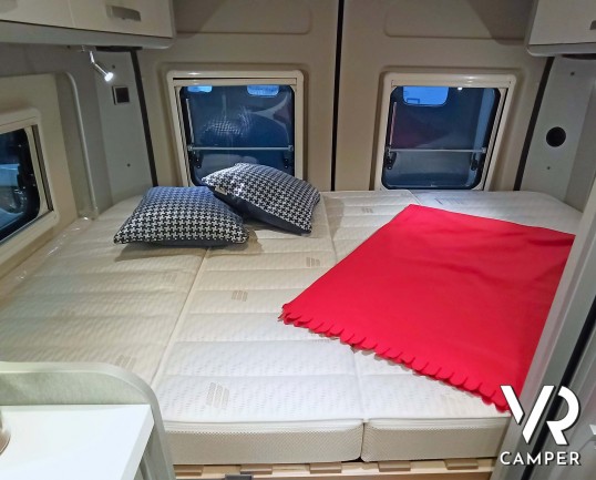 Hymer Van FREE 540 "Blue Evolution" - Furgonato con tetto sollevabile e 4 posti letto, su Fiat Ducato 140 CV. In vendita da VR Camper a Torino - Druento.