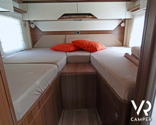 Hymer B 680: camper motorhome usato in ottime condizioni, con dinette a L, frigorifero grande, letto nautico e garage con doppio portellone. Da VR Camper.