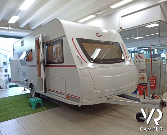 Burstner Premio 495 TK. Tutti i vantaggi della caravan in un interessante rapporto prezzo-dotazioni. Con letto matrimoniale e letti a castello. Da VR Camper a Torino