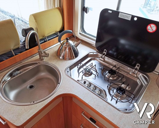 Hymer B 544 SL, camper motorhome 4 posti letto, su Ducato 3.000. Dotato di Veranda, portabici, porta moto, portapacchi, antenna satellitare. Da VR Camper a Torino