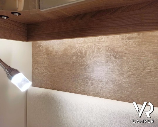 Laika Ecovip L 2009 - Camper semintegrale con letti gemelli trasformabili e basculante elettrico. In Vendita da VR Camper a Torino.