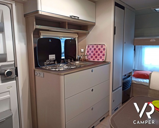 Burstner Premio 495 TK. Tutti i vantaggi della caravan in un interessante rapporto prezzo-dotazioni. Con letto matrimoniale e letti a castello. Da VR Camper a Torino