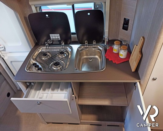 Burstner Premio Life 415 TK è la caravan a misura di vacanza di serie tutto l'equipaggiamento necessario per rilassarsi e godersi il viaggio. Da VR Camper a Torino