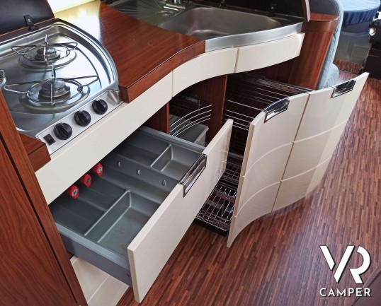 Hymer S 830: camper motorhome 4 posti letto, con veranda elettrica. Per patente C. Su Mercedes-Benz 184 CV. In vendita da VR Camper a Druento - Torino.