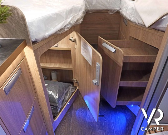 Laika Ecovip L 2009 - Camper semintegrale con letti gemelli trasformabili e basculante elettrico. In Vendita da VR Camper a Torino.