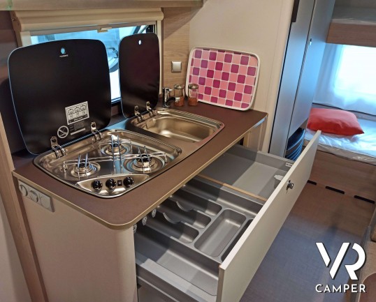 Burstner Premio 495 TK. Tutti i vantaggi della caravan in un interessante rapporto prezzo-dotazioni. Con letto matrimoniale e letti a castello. Da VR Camper a Torino