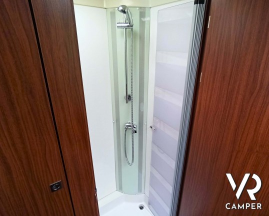 Hymer S 830: camper motorhome 4 posti letto, con veranda elettrica. Per patente C. Su Mercedes-Benz 184 CV. In vendita da VR Camper a Druento - Torino.