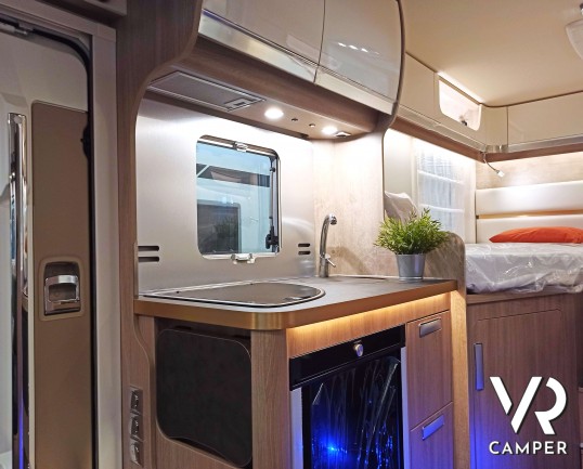 Laika Ecovip L 2009 - Camper semintegrale con letti gemelli trasformabili e basculante elettrico. In Vendita da VR Camper a Torino.