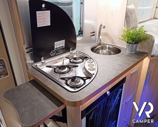 Laika Ecovip L 2009 - Camper semintegrale con letti gemelli trasformabili e basculante elettrico. In Vendita da VR Camper a Torino.