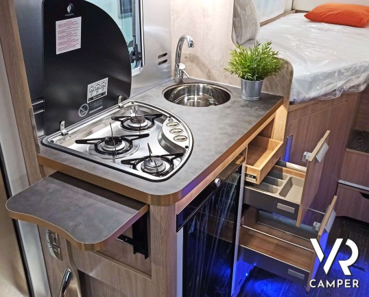 Laika Ecovip L 2009 - Camper semintegrale con letti gemelli trasformabili e basculante elettrico. In Vendita da VR Camper a Torino.