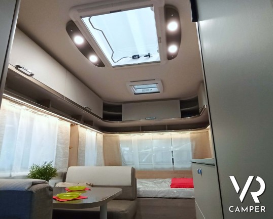 Burstner Premio 495 TK. Tutti i vantaggi della caravan in un interessante rapporto prezzo-dotazioni. Con letto matrimoniale e letti a castello. Da VR Camper a Torino